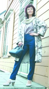 RUDENĪGĀ ELEGANCE. Solvita Krastiņa ietērpta veikala "Modes esence" rudens piedāvājumā. Klasiskas, tumši zilas zīmuļveida bikses ar paaugstinātu jostas vietu. Klāt klasiska un sievišķīga blūze, kā arī rudenīgs mētelītis. Šoruden aktuālas arī lielas somas. Foto: Liene Lote Grizāne