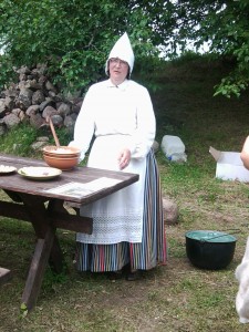* SIERA PAGATAVOŠANAS MEISTARKLASE. Siera sējēja Vaira Taujinska saulgriežu svētkos cilvēkiem demonstrē, kā pagatavot īstu Jāņu sieru. Foto: NO ALBUMA