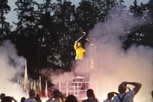 SĀKAS! Vienu no olimpiādes simboliem - Olimpisko lāpu - iededza divkārtējais olimpiskais čempions BMX riteņbraukšanā Māris Štrombergs. Foto: Māris Buholcs 
