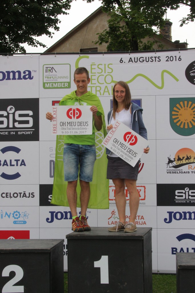 * ĀTRĀKIE. Ultramaratona distancē vīriešu konkurencē un absolūtajā vērtējumā uzvarēja cēsnieks Andris Ronimoiss, bet dāmām ātrākā bija siguldiete Līga Ārniece. Par to viņi saņēma ielūgumu bezmaksas dalībai vienā no grūtākajiem un skaistākajiem ultramaratoniem Portugālē  - "Oh Meus Deus" jeb "Ak, mans Dievs" nākamā gada jūnijā. FOTO: Jānis Gabrāns
