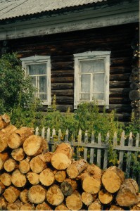    * ZAĻO AUGI. Piemājas dārziņš Sibīrijas ciemā. 