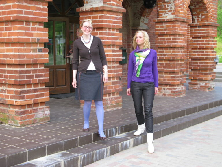 Meitenes Pie Ligatnes Kulturas Nama