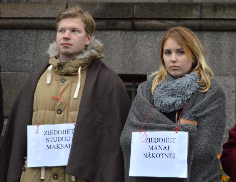 Pie Ministru Kabineta Notiek Studentu Zibakcija