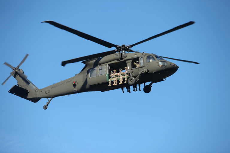 Ādažu Poligonā Notiek Asv Karavīru Izpletņlēkšanas Treniņš