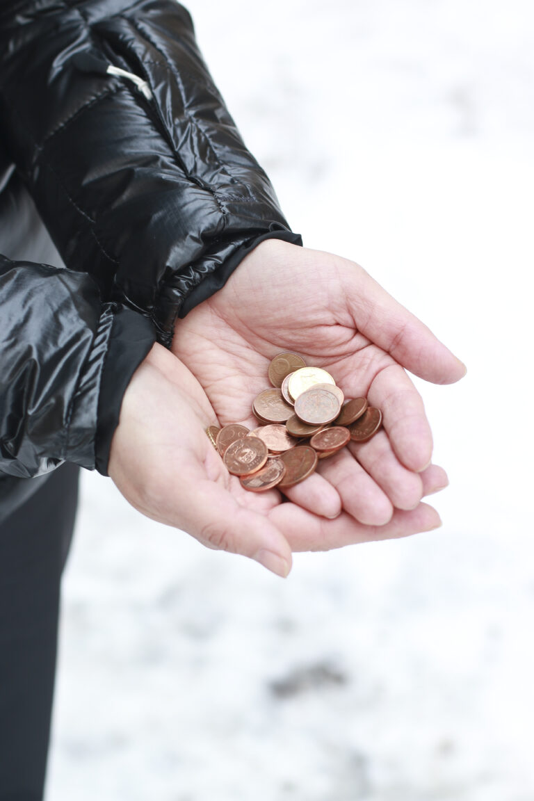 Rokas Un Nauda Fotomarta 1