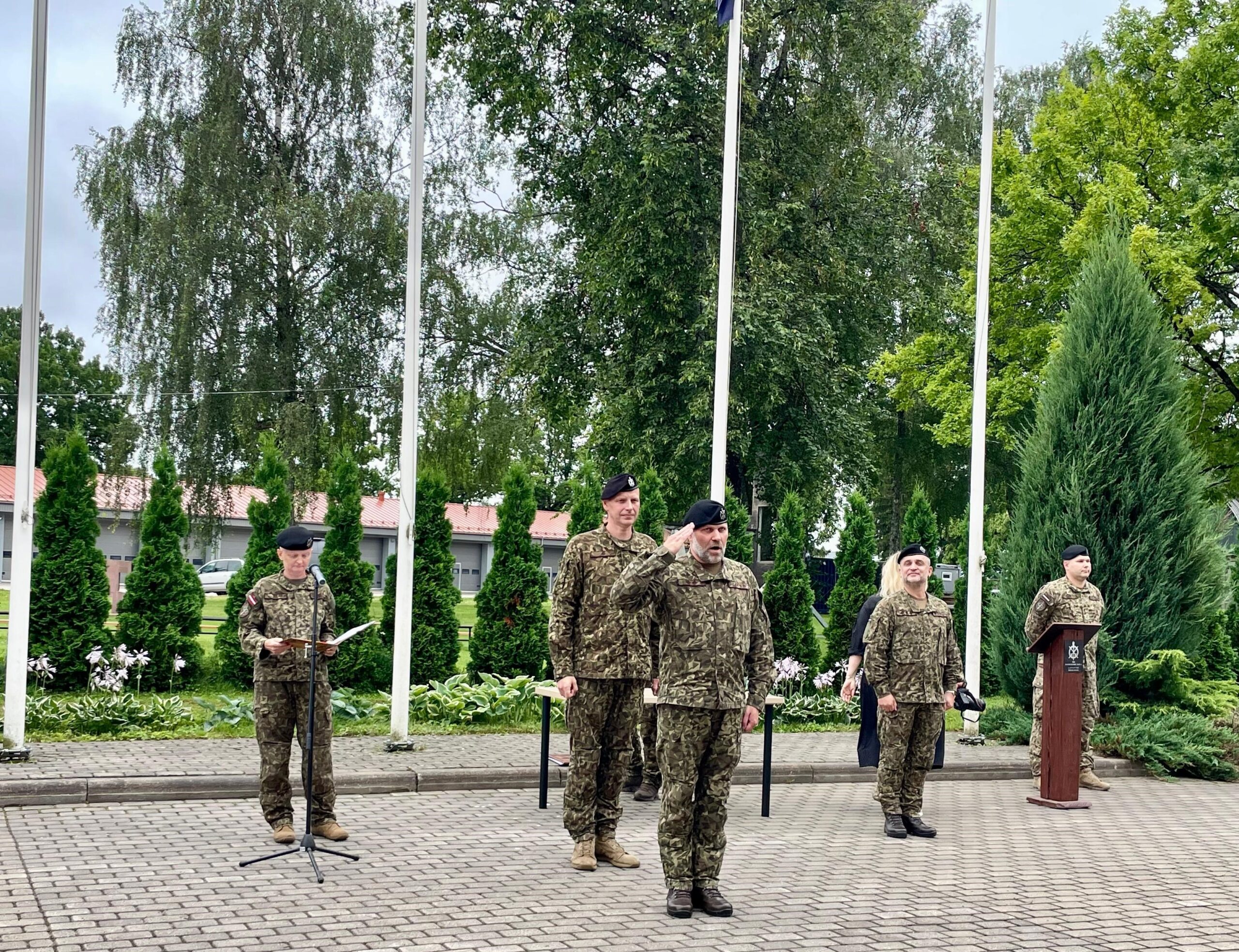 Foto. Dodot Pavëli. Jaunais Nbs Instruktoru Skolas Komandieris PulkveÏleitnants Egils Dëvits, Priekiplânâ, Un Bijuiais Komandieris Majors Mârtiýi Bërziýi.