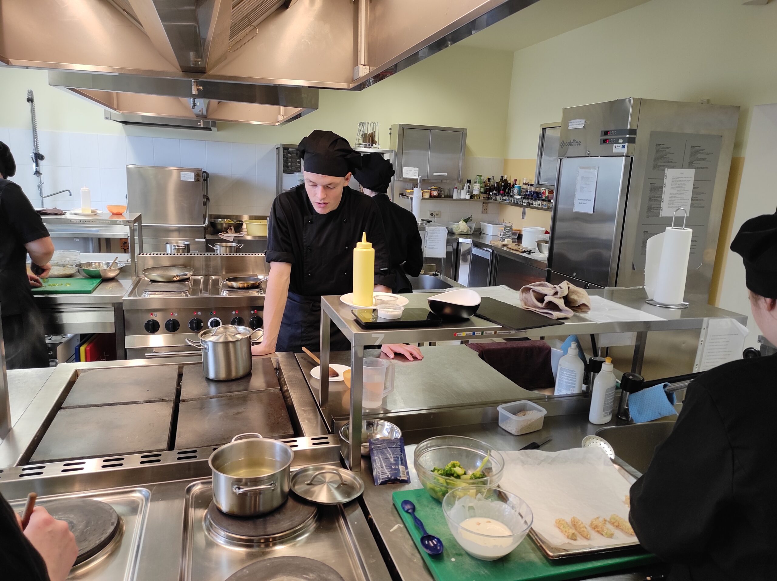 Studenti Ar Partikas Atkritumiem (5)